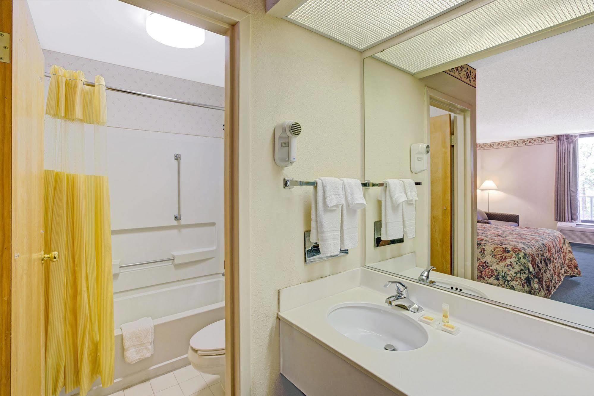 Days Inn Lake Norman Cornelius Εξωτερικό φωτογραφία