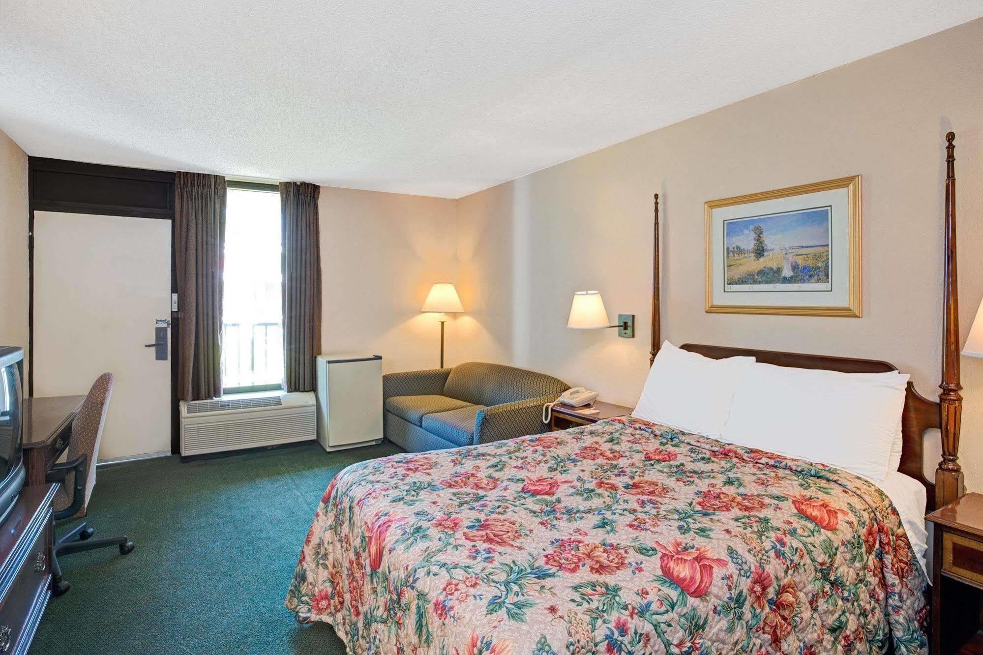 Days Inn Lake Norman Cornelius Εξωτερικό φωτογραφία