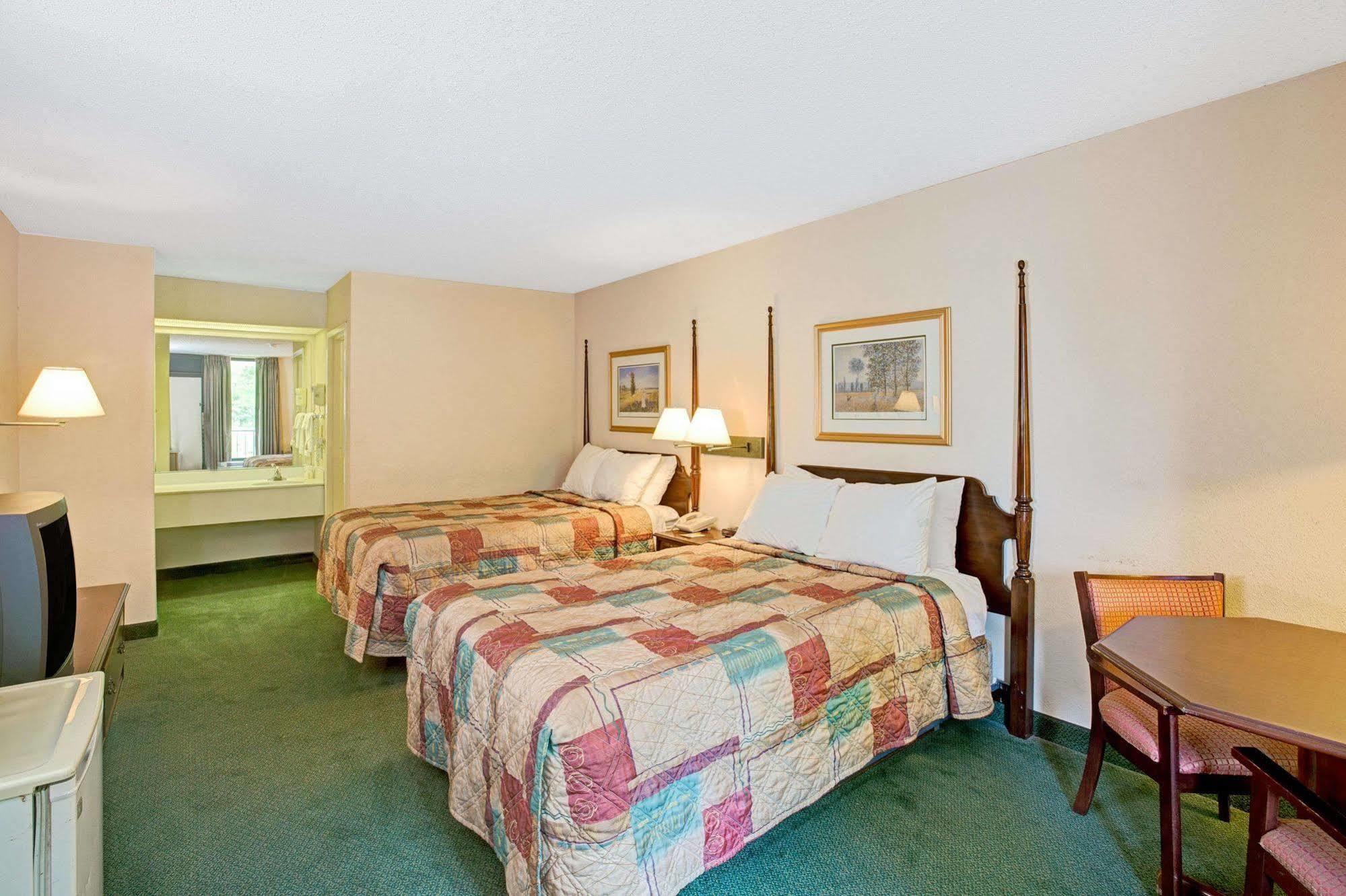 Days Inn Lake Norman Cornelius Εξωτερικό φωτογραφία
