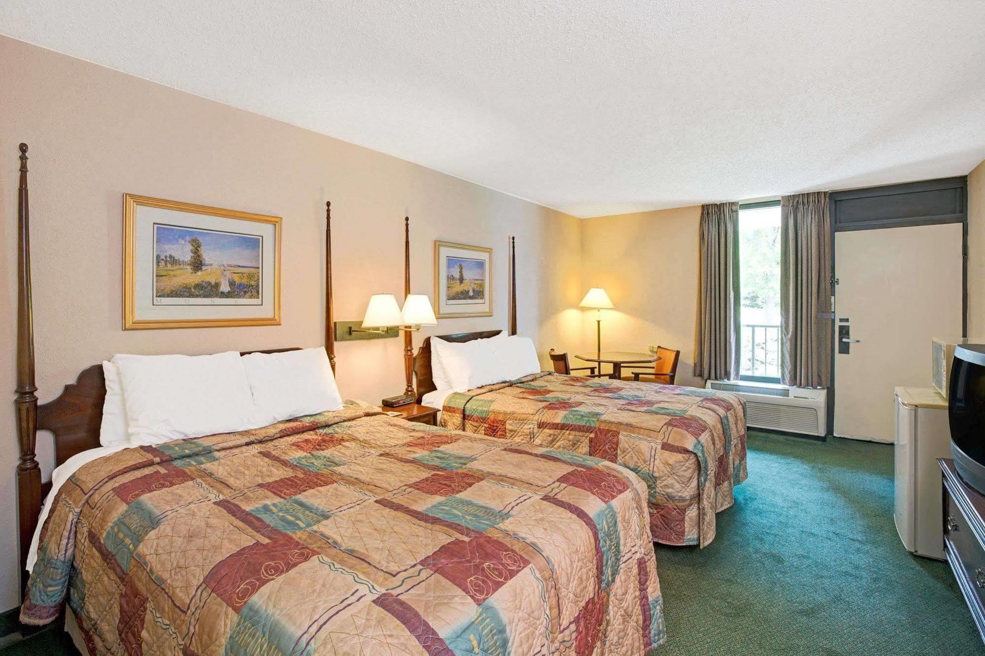 Days Inn Lake Norman Cornelius Εξωτερικό φωτογραφία